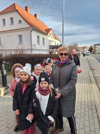Biedronki wędrują ulicami miasta rozdając przechodniom pierniczki z życzeniami