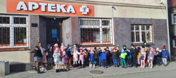 Przedszkolaki z grupy Motylki i Pszczółki podczas ścieżki życzeń