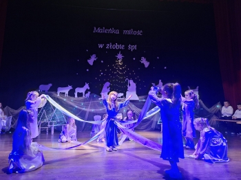 Dziewczynki w tańcu podczas montazu słowno-muzycznego