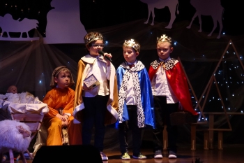 Trzej królowie z darami przybyli do stajenki