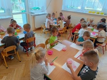 Motylki podczas zabaw w sali baniek