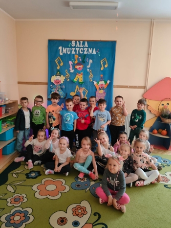Wspólne tańce i zabawy muzyczne w grupie Myszki