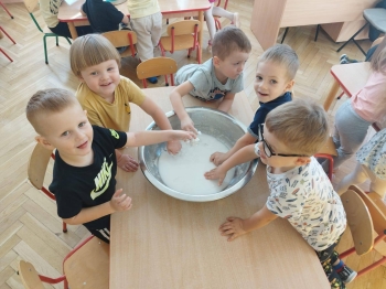 Zabawy i eksperymenty w sali Żabek