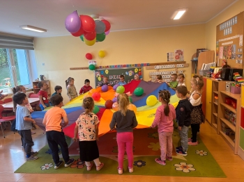 Zabawy przedszkolaków w sali balonowej