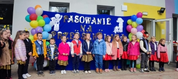 Przedszkolaki podczas uroczystości Pasowania