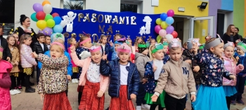 Występ dzieci z grupy Myszki, Motylki i Żabki podczas uroczystości Pasowania na przedszkolaka