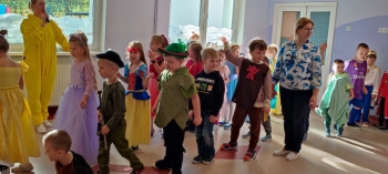 Przedszkolaki z grupy Pszczółki i Biedronki podczas Balu Postaci z Bajek