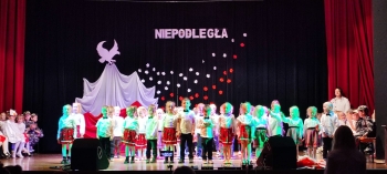 Przedszkolaki podczas uroczystości Narodowego Świeta Niepodległości