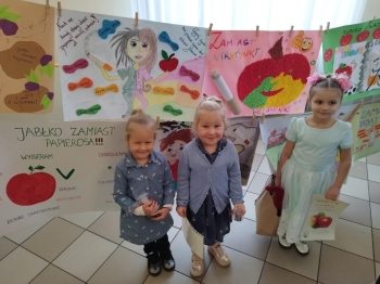 Dziewczynki podczas odbioru nagród z konkursu