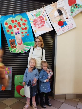 Dziewczynki z grupy Krasnoludki wraz z opiekunem podczas rozdania nagród w konkursie