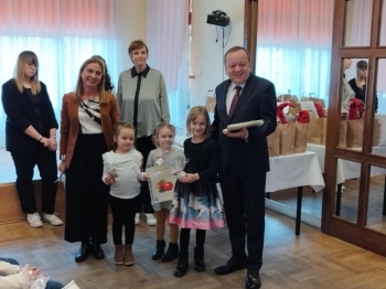 Dziewczynki z grupy Motylki podczas odbioru upominków za udział w konkursie