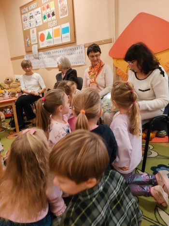 Czytanie bajeczek o misiach przez Panie z Dyskusyjnego Klubu Książki