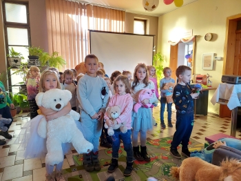 Biedronki w bibliotece z okazji Dnia Pluszowego Misia