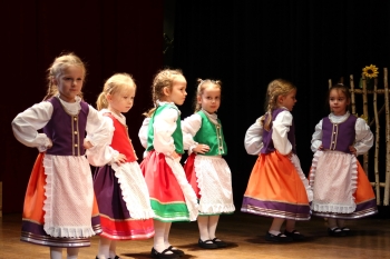Dziewczynki w tańcu podczas występów w MOKiB