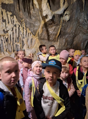 Przedszkolaki zwiedzają jaskinie z przewodnikiem