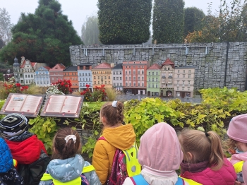 Podziwianie miniatur znajdujących się w parku