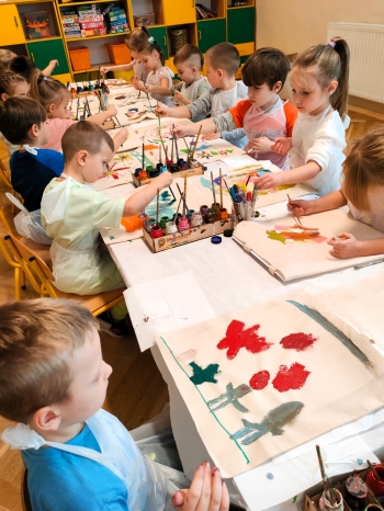 Przedszkolaki malują swoje torby ekologiczne, wielokrotnego użytku