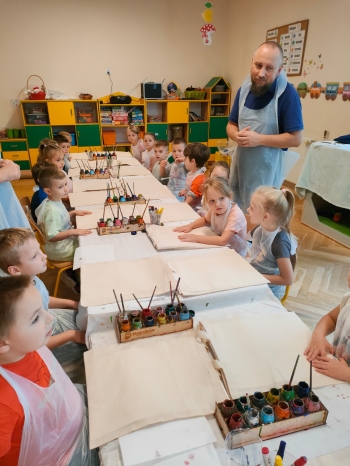 Przedszkolaki podczas realizacji zadań z warsztatów ekoloicznych