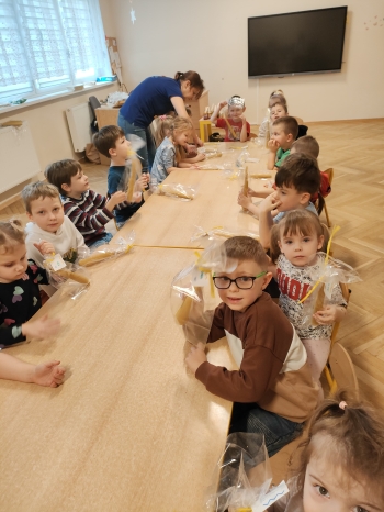 Przedszkolaki prezentują zrobione przez siebie świeczki
