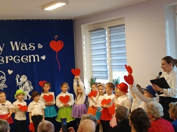 Biedronki podczas występu dla swoich Dziadków
