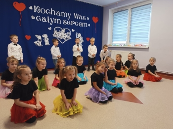 Motylki podczas występu na Dzień Babci i Dziadka