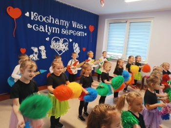 Motylki tańczą dla swoich Dziadków