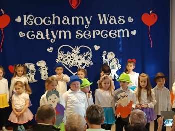 Przedszkolaki z grupy Biedronki podczas występu z okazji Dnia Babci i Dziadka