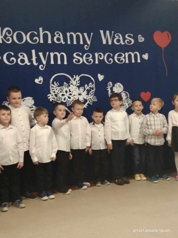 Przedszkolaki z grupy Pszczułki występują dla swoich Dziadków
