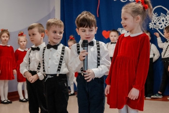 Przedszkolaki z grupy Myszki recytują wiersze dla swoich Dziadków