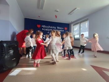 Żabki podczas występu na Dzień Babci i Dziadka
