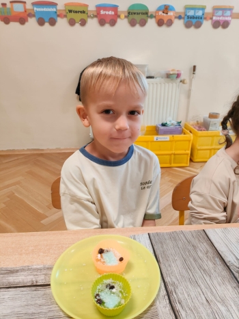 Przedszkolaki podczas warsztatów wykonują własnoręcznie robione mydełka