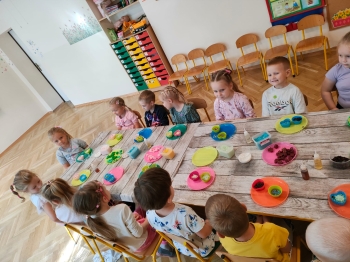 Przedszkolaki z koła plastycznego podczas warszatów kreatywnych