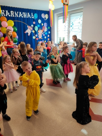 Grupa Żabki, Myszki i Motylki podczas zabawy na balu karnawałowym