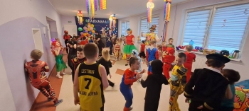Przedszkolaki z grupy Biedronki i Pszczółki bawią się na karnawale