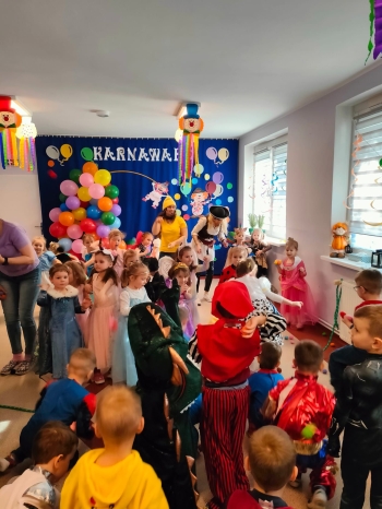W karnawale bal nad bale w grupach 4-5 latków