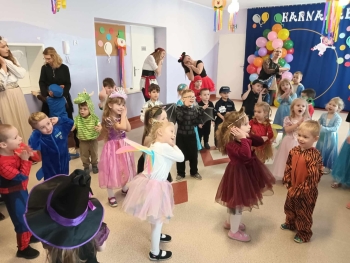 Zabawy podczas karnawału w grupie Krasnoludki i Jeżyki