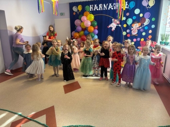 Żabki, Myszki i Motylki bawią się na karnawale w przedszkolu