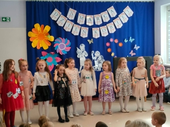Dziewczynki z grupy Biedronki podczas występu na Dzień Kobiet
