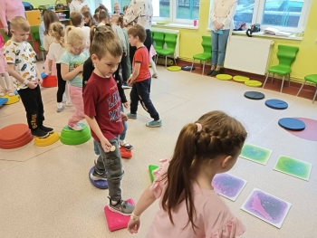 Przedszkolaki podczas wspólnej zabawy i wykonywania zadań