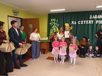 Wreczanie upominków i podziękowań za udział w zabawie dla zaprzyjaźnionych przedszkoli