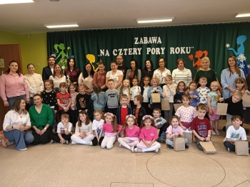 Zdjęcie grupowe wszystkich uczestników zabawy integracyjnej pod hasłem- Zabawa na cztery pory roku