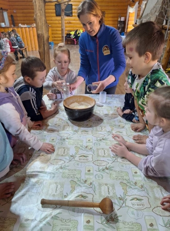 Przedszkolaki odczas warsztatów w zagrodzie edukacyjnej w Marianówku