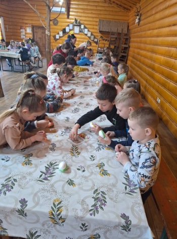 Przedszkolaki z grupy turystycznej tworzą pisanki