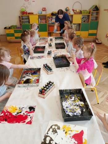 Dzieci z grup młodszychtworzą obrazy na wodzie  podczas warsztatów