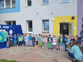 Grupa Żabki podczas występu z okazji Dnia Ziemi