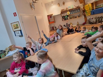 Przedszkolaki podczas lekcji w Szkole Leśnej w Bielawie