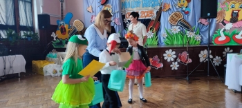 Dzieci z przedszkola podczas wręczania upominków za udział w przeglądzie.jpeg