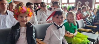 Przedszkolaki po występie na Mini Liście Przebojów.jpeg