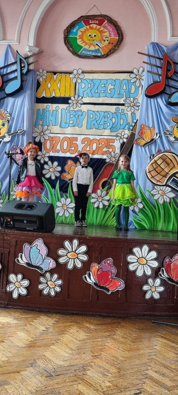 Przedszkolaki podczas występu na XXIII Mini Liście Przebojów w SOSW w Piławie Górnej.jpeg