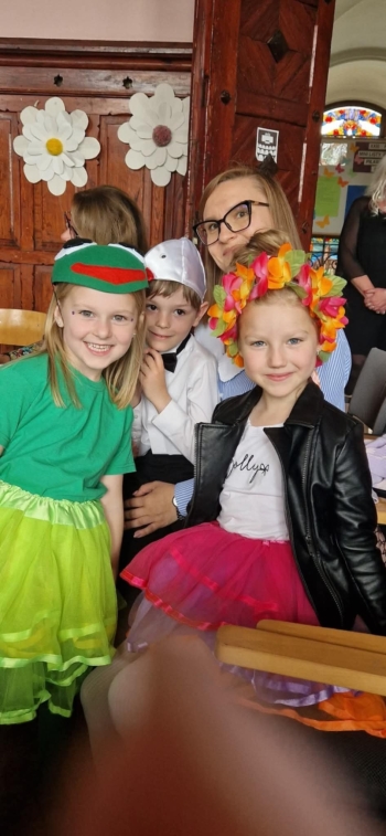 Przedszkolaki wraz z opiekunem podczas przeglądu Mini Listy Przebojów.jpeg